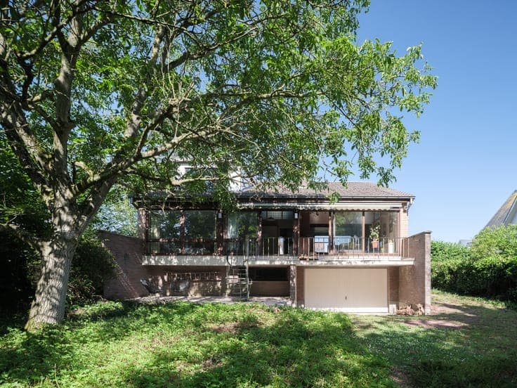 Mid-century modern villa met vier slaapkamers, verdeeld o...