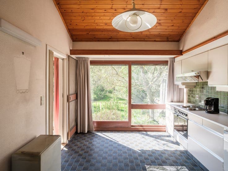 Mid-century modern villa met vier slaapkamers, verdeeld o...