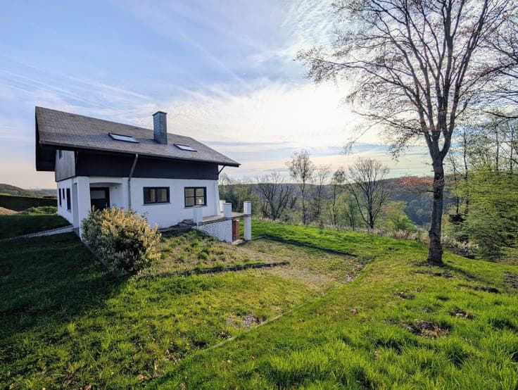 Villa casco sur près de 30 ares surplombant la vallée