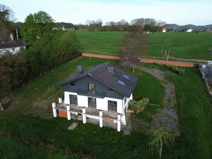 Villa casco sur près de 30 ares surplombant la vallée