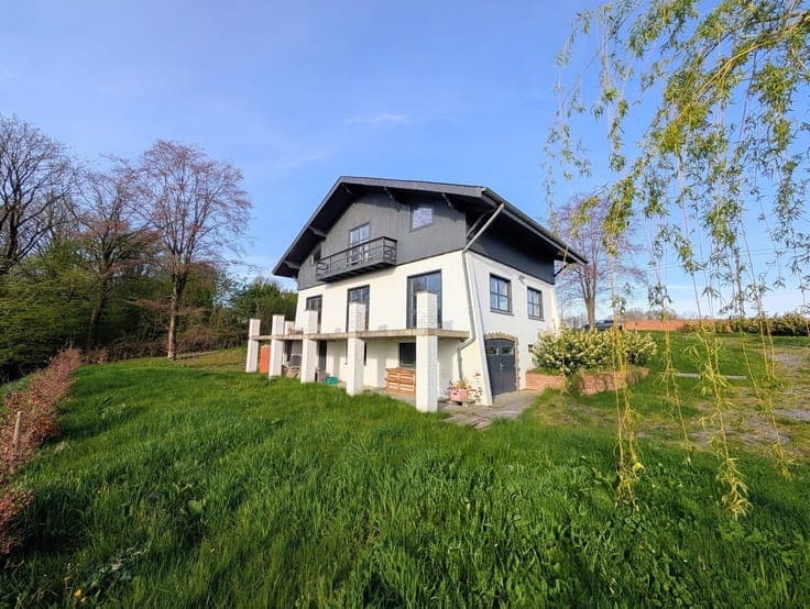 Villa casco sur près de 30 ares surplombant la vallée