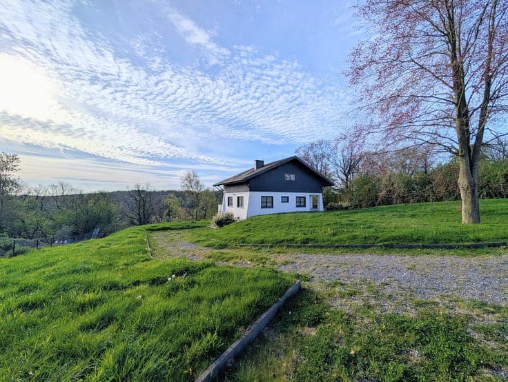 Villa casco sur près de 30 ares surplombant la vallée