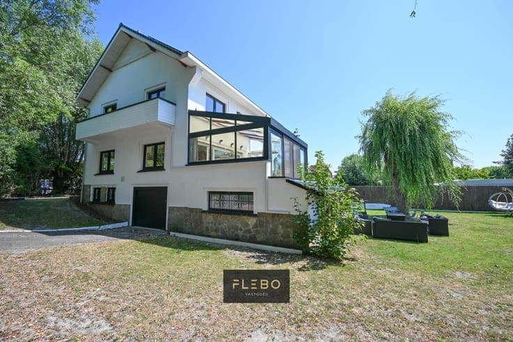 Statige en recent gerenoveerde villa met 4 slaapkamers op...
