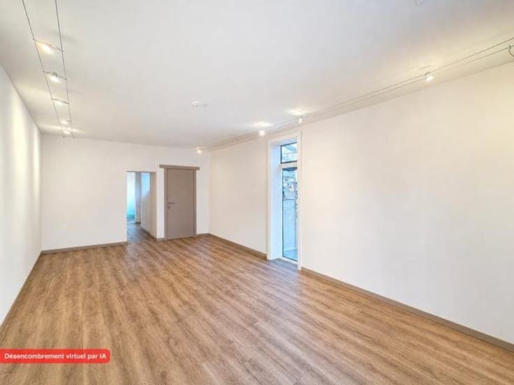 LAEKEN: Invest property : commercial space and 2 apartments
