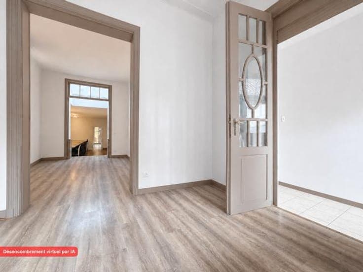 LAEKEN: Invest property : commercial space and 2 apartments