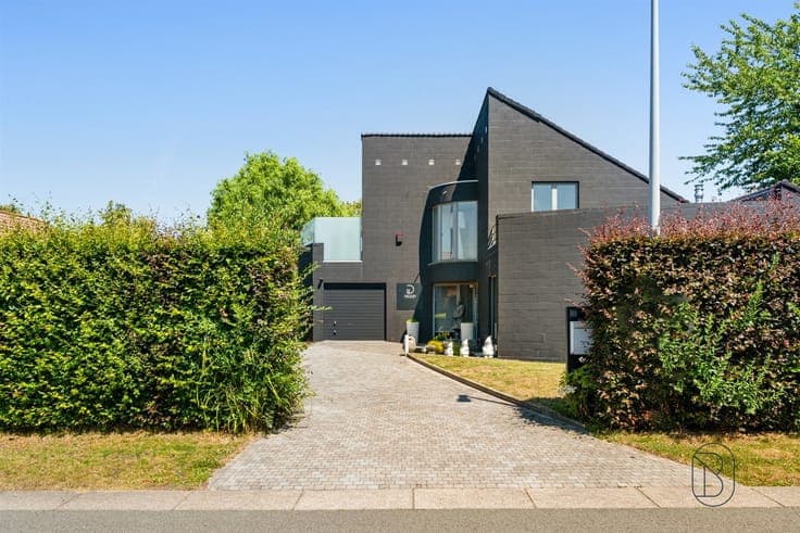 Kortrijk: spacious home, 230 m², 3 bedrooms, 1 bathroom, 500