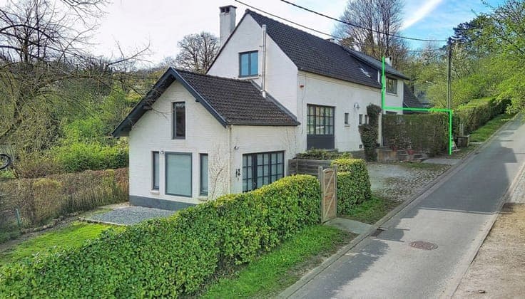 4-BR house in the heart of a green and leafy environment.