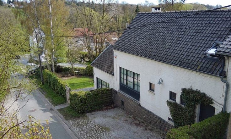 4-BR house in the heart of a green and leafy environment.
