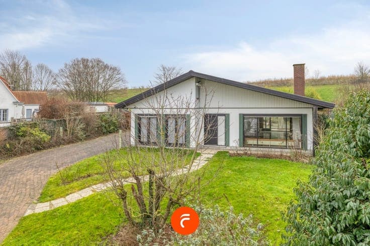 Vrijstaande - te renoveren - woning op goed georiënteerd ...