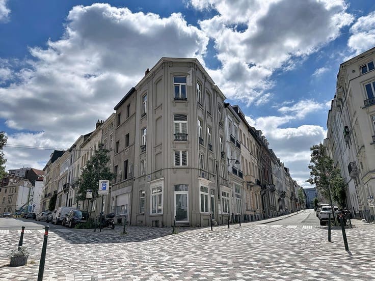 🏡 Investment Building – Near the Squares District