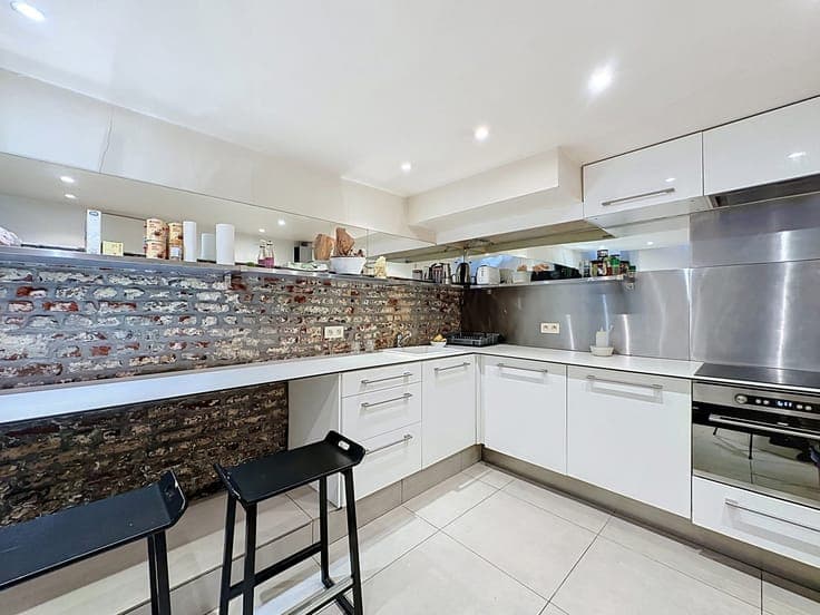 🏡 Investment Building – Near the Squares District