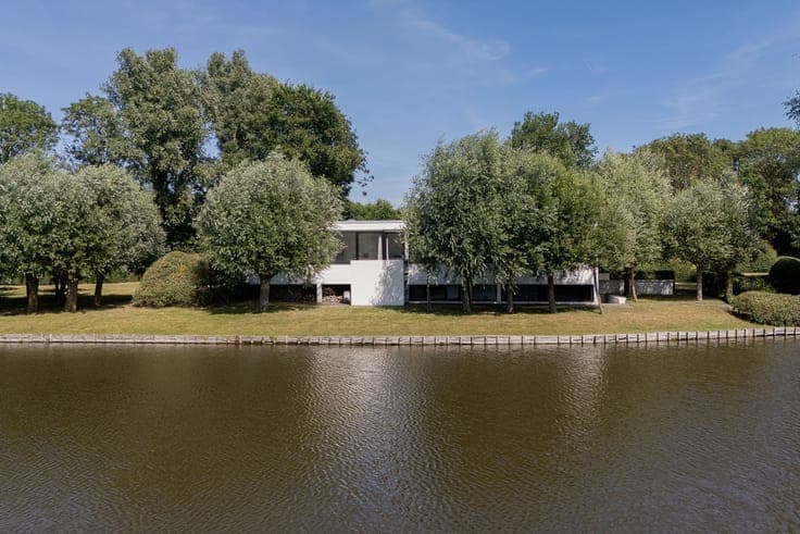 Modernist villa on the Keignaertkreek