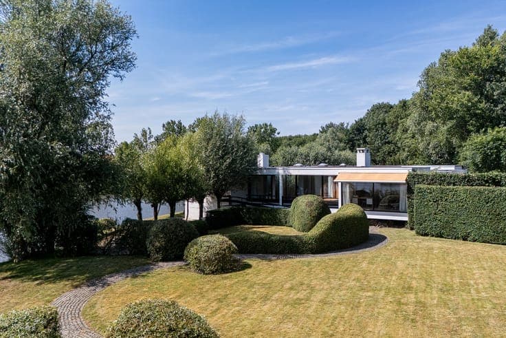 Modernist villa on the Keignaertkreek