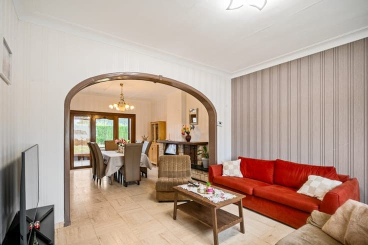 Ruime woning met 3 slpkrs en bijgebouw op perceel van 154...