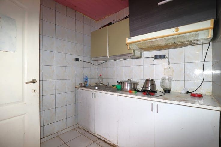 Te renoveren rijwoning met feitelijke indeling in 3 woonu...