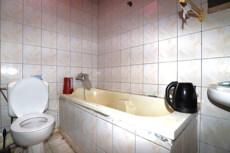 Te renoveren rijwoning met feitelijke indeling in 3 woonu...
