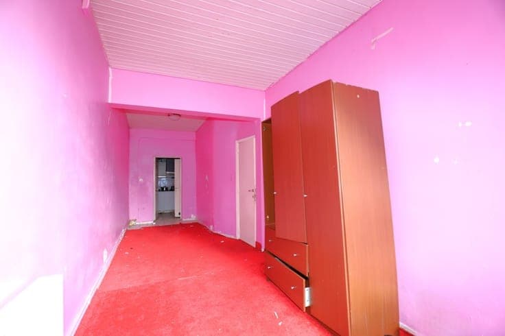 Te renoveren rijwoning met feitelijke indeling in 3 woonu...