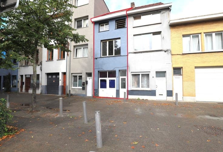 Te renoveren rijwoning met feitelijke indeling in 3 woonu...