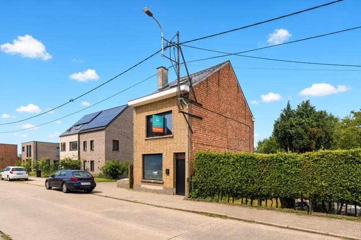 Energy-efficient semi-detached home with 3 to 4 bedrooms