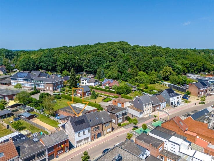 Semi-detached house with a large yard