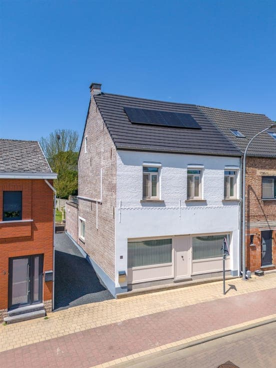 Semi-detached house with a large yard