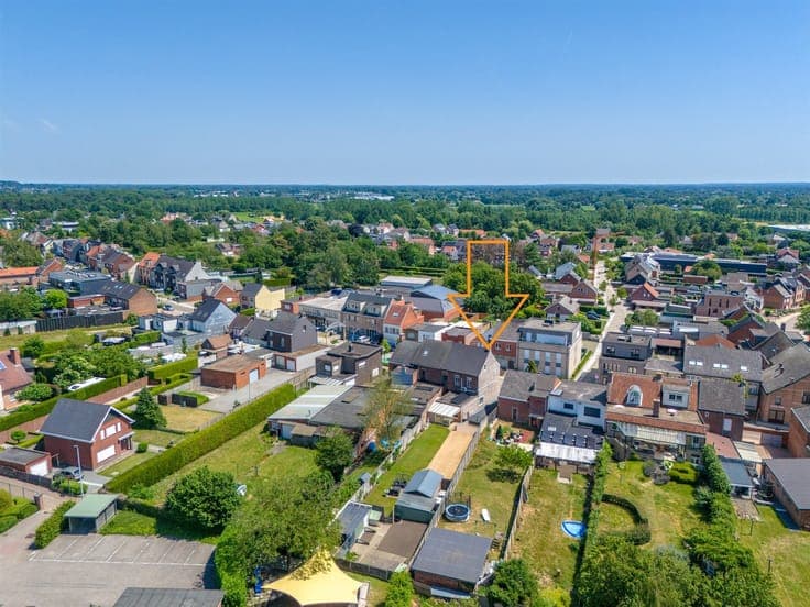Semi-detached house with a large yard