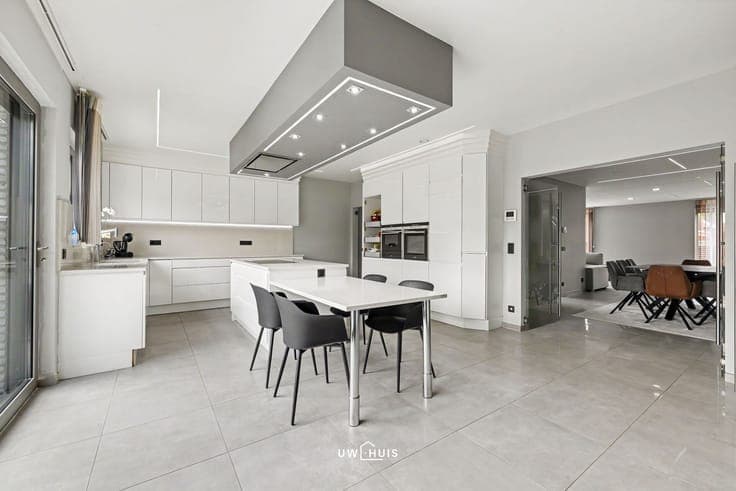 SPACIOUS SEMI-DETACHED HOUSE IN QUIET, CHILD-FRIENDLY NEIGHB