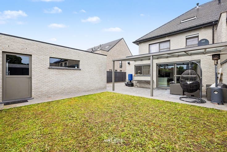 SPACIOUS SEMI-DETACHED HOUSE IN QUIET, CHILD-FRIENDLY NEIGHB