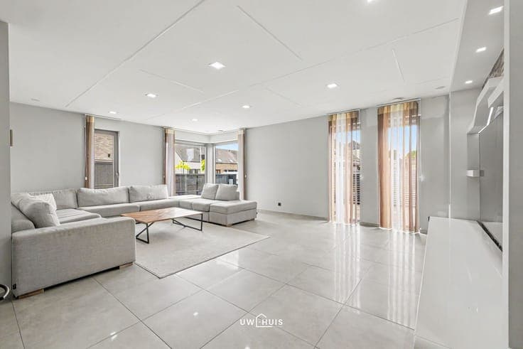 SPACIOUS SEMI-DETACHED HOUSE IN QUIET, CHILD-FRIENDLY NEIGHB