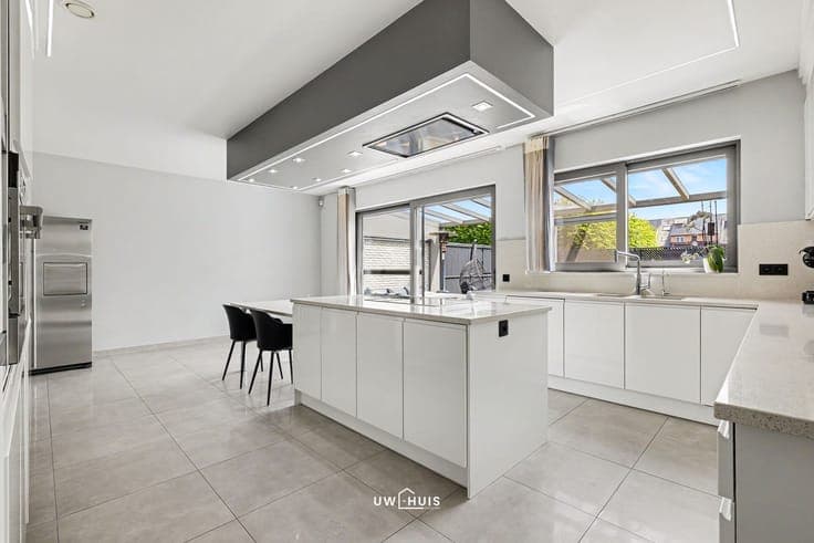 SPACIOUS SEMI-DETACHED HOUSE IN QUIET, CHILD-FRIENDLY NEIGHB