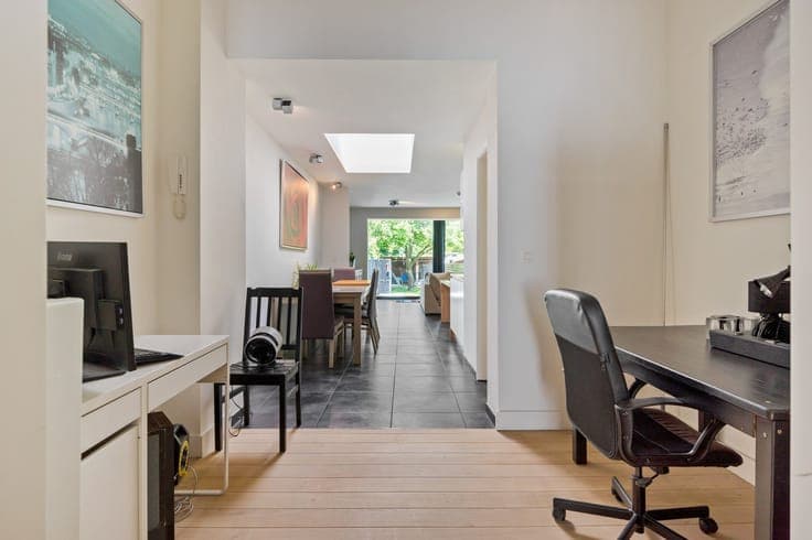 Opbrengsteigendom met 2 entiteiten, tuin en autostaanplaats