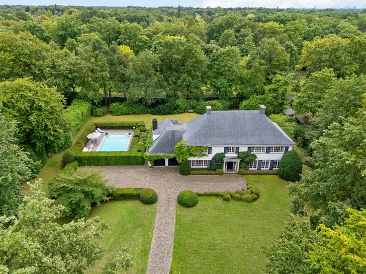 Exclusive villa with swimming pool in Brasschaat centre