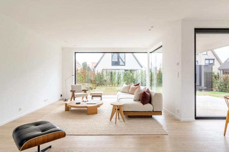 Newly built villa with four bedrooms, a garden, and a garage