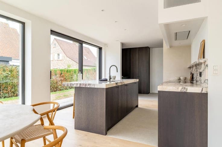 Newly built villa with four bedrooms, a garden, and a garage