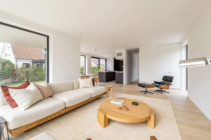 Newly built villa with four bedrooms, a garden, and a garage