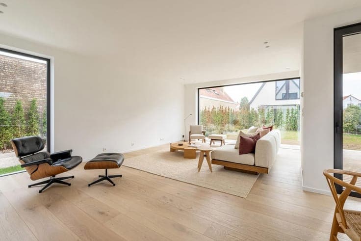 Newly built villa with four bedrooms, a garden, and a garage