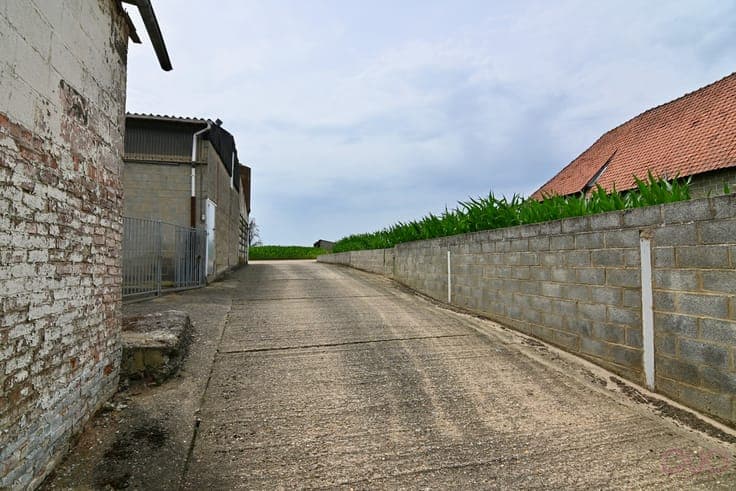 Hoevewoning op een perceel van 69a20ca met een veestal va...