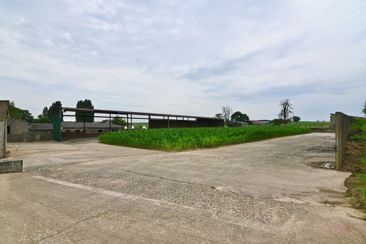 Hoevewoning op een perceel van 69a20ca met een veestal va...