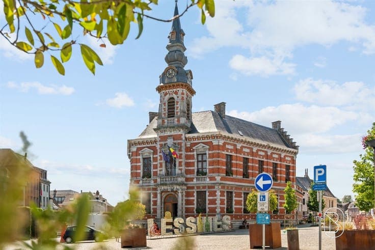 Commercial premises + residential unit on the main square of