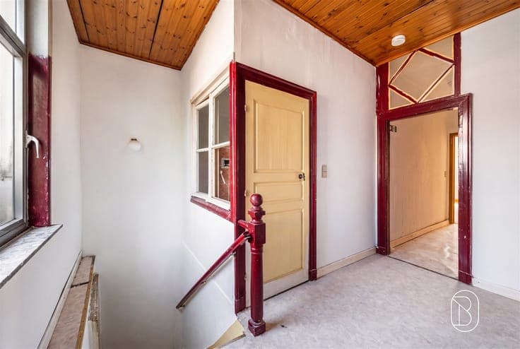 Commercial premises + residential unit on the main square of