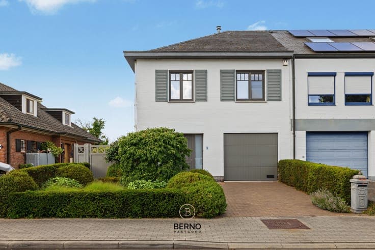 Statige en uiterst ruime halfopen bebouwing op toplocatie