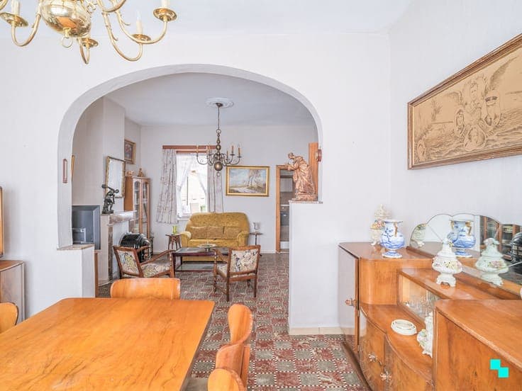 Te renoveren woning met gezellige tuin nabij de Bourgoyen