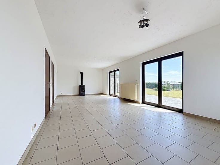 Villa 4 façades de 213 m² avec grand jardin à 2 min de Ciney