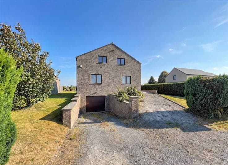 Villa 4 façades de 213 m² avec grand jardin à 2 min de Ciney