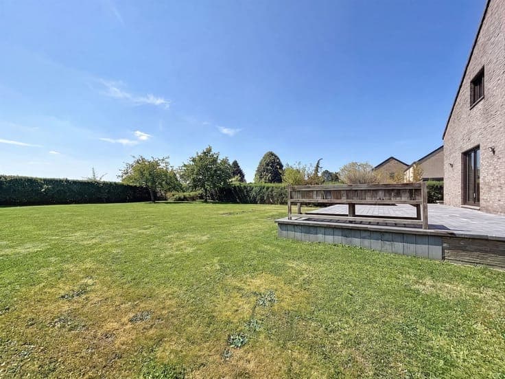 Villa 4 façades de 213 m² avec grand jardin à 2 min de Ciney