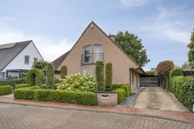 Villa for sale (4 bedrooms) in a dead end street in Sint-And