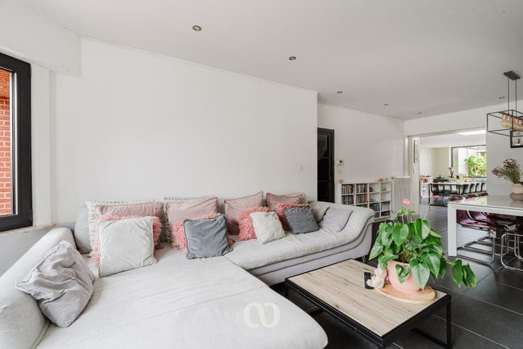 Completely renovated 4-bedroom home in the heart of Brakel.