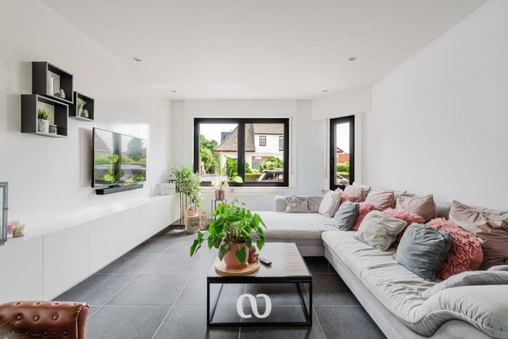Completely renovated 4-bedroom home in the heart of Brakel.