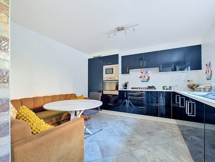 Family House – 3 Bedrooms + Office – Garage