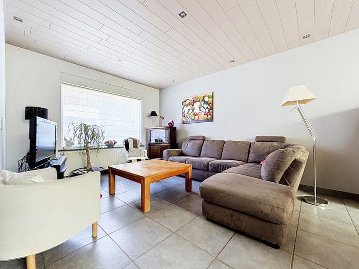 Family home in Estaimpuis with garden and garage